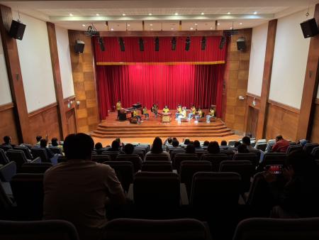 新北大豐國小國樂團來馬演出，為在地帶來精采國樂饗宴，獲得熱烈迴響；副縣長陳冠人等人出席，共同見證兩縣藝文交流。（圖：縣府文化處）