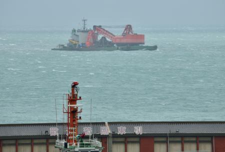 鋒面逼近，風浪增強　「海虹工66」工作船移至中柱港外海避風