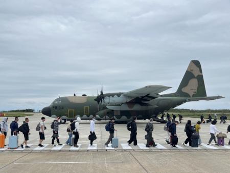 軍機、民航機協力　載送1172人返台