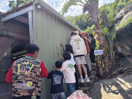 北竿坂里社區1日辦理「島上好．開門週」活動，帶領鄉親及遊客走訪聚落步道、坂山花園及社區整理空間，並安排大小朋友一同彩繪社區角落，透過導覽與互動體驗認識坂里社區營造成果。（圖／文：鄭禮頤）