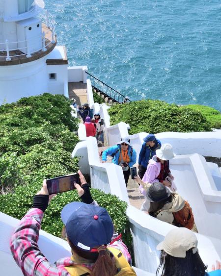 五一連假首日陽光露臉，東引迎來大批旅客登島，碼頭一早即呈現繁忙景象。連假首日東引燈塔人潮不斷，遊客一波接一波駐足參觀拍照。（圖／文：陳其敏）