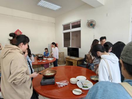 「藍調手作體驗所－慢味學堂」5月1日首場推出馬蔥餅手作課程，參與踴躍，親手體驗馬祖在地點心製作。（圖／文：鄭禮頤）