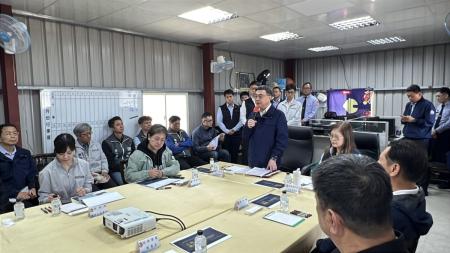 行政院長卓榮泰、海委會主委管碧玲等人5月1日前來馬祖視察海巡隊新建大樓工程。（圖／文：馮紹夫）