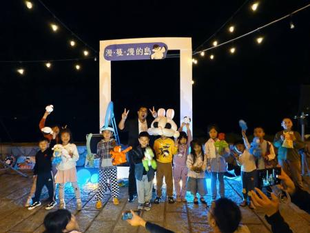 芹壁村聚落廣場晚間飄起樂聲，「慢語時光海島音樂會」吸引民眾與遊客前往感受海島夜色魅力。（圖／文：鄭禮頤）