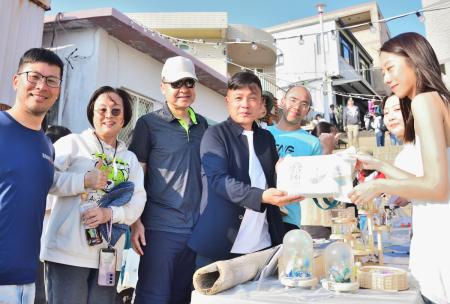 東引「東馬台小島階梯市集」第六屆熱鬧登場，民眾、遊客沿中路老街階梯漫遊，感受小島獨特風情。（圖／文：陳其敏）