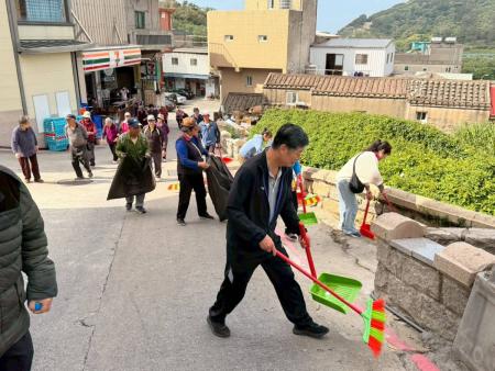 東犬長青協會號召淨村　鄉親熱情參與