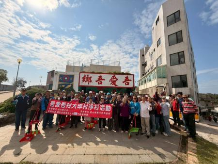 東犬長青協會號召淨村，鄉親一早集合參與，人數超過70人，鄉親拿著工具沿路清掃，分頭整理環境。（圖／文：蔡夢玲）