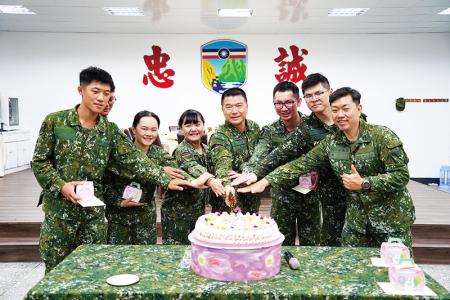 指揮官主持慶生餐會與官兵同樂。