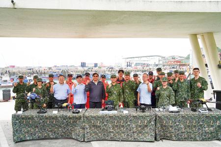 指揮官率防區幹部及海巡、消防夥伴合影，強化聯防機制。