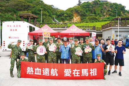 指揮官率官兵一同捐血，展現熱血的博愛精神。