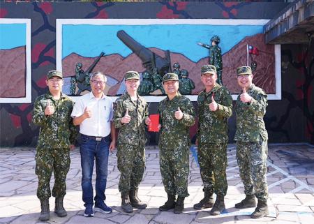 指揮官與鄉長視導整修成果，肯定官兵辛勞。