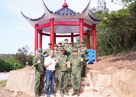 指揮官與鄉長於整修後設施前合影留念。