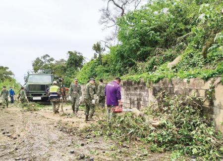 軍民合力清除倒塌樹木，恢復道路通行。