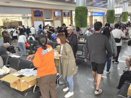 五一連假最後一天，馬祖機場與碼頭湧現大批返台人潮，不僅顯示觀光暢旺，遊客更是人手一袋伴手禮滿載而歸。（圖／文：王致潔）