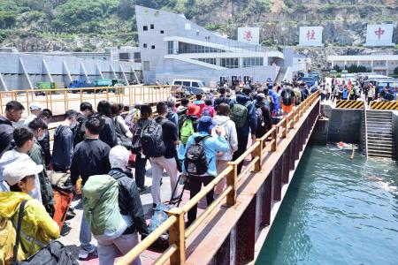 五一勞動節三天連假，東引歡光人潮明顯增溫，港區呈現進出熱絡景象。（圖／文：陳其敏）