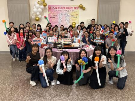 代理秘書長陳明傑代表縣長表揚鄭淑雅（由同仁代領）、楊于萱兩位績優護理師，各界賢達亦出席致贈加菜金，感謝他們辛勞付出。（圖／文：王致潔）