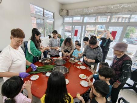 「藍調手作體驗所－慢味學堂」2日推出地瓜餃、3日推出龜桃手作課程，吸引不少親子家庭及遊客參與，連續3天帶領民眾體驗馬祖傳統點心製作，活動順利落幕。（圖／文：鄭禮頤）