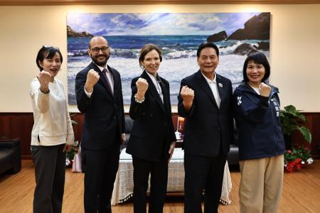 加拿大駐台北貿易辦事處(CTOT)代表何曼麗拜會連江縣政府，與縣長王忠銘就多項在地議題進行深度交流。（圖／文：王致潔）