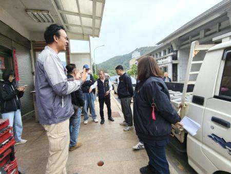 北竿鄉民代表會5日辦理鄉政考察，由主席林加友率全體鄉代偕同鄉長吳金平及公所相關主管，分赴坂里、白沙、芹壁及橋仔等村實地查看，逐項盤點道路排水、公共設施及環境整建等地方改善需求。（圖／文：鄭禮頤）