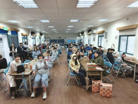 中山國中5日舉辦母親節親職活動，親子共同手作並以歌聲、擁抱與獻上康乃馨向媽媽表達愛意。（圖／文：鄭禮頤）