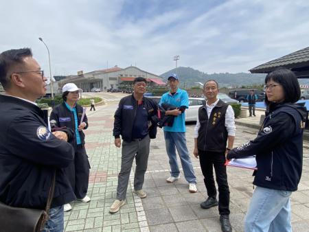 北竿鄉代會鄉政考察，主席林加友率全體鄉代偕同鄉長吳金平，前往塘岐及后澳實地查看，逐項盤整公共設施及環境整理等地方待改善事項。（圖／文：鄭禮頤）