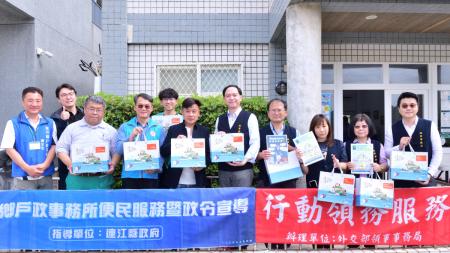 外交部領事事務局首次前進東引辦理行動領務，東引鄉長林德建歡迎林振宙組長一行到訪，並致贈在地特色紀念品。（圖／文：陳其敏）