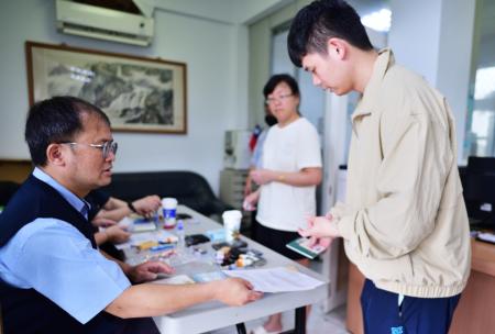 外交部領事事務局人員於東引鄉戶政事務所受理護照申請案件，提供離島居民便捷服務。（圖／文：陳其敏）
