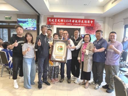 莒光鄉母親節表揚餐會，西莒模範母親鮑玉玲接受表揚。（圖／文：宋幸儒）