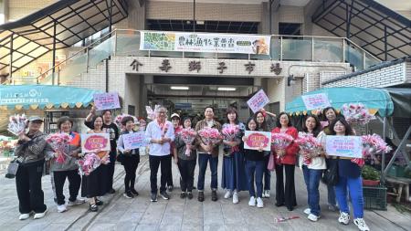 母親節送暖，國民黨婦女會7日全國同步舉辦溫馨送康乃馨活動。（圖／文：馮紹夫）