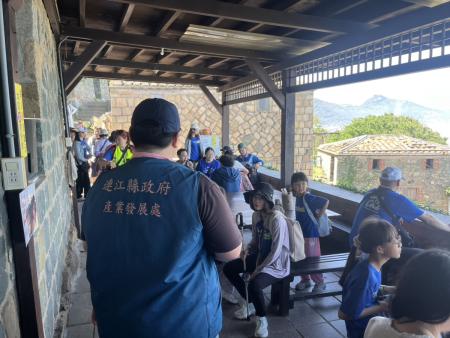 塘岐國小春季郊遊大坵尋鹿趣，產發處協助導覽解說梅花鹿生態與保育事項。（圖：塘岐國小、產發處）