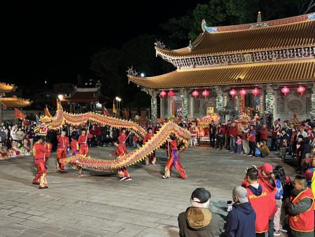 媽祖在馬祖聖誕遶境祈福，隊伍28日晚間為全境祈福，鑼鼓鞭炮喧天，熱鬧滾滾。（圖／文：馮紹夫）