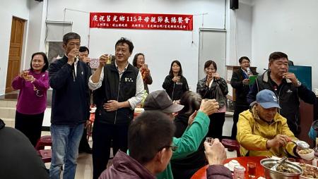 東莒舉辦母親節餐會，參議劉性謙代表縣長王忠銘致贈匾額給模範母親曹珠金。（圖／文：蔡夢玲）