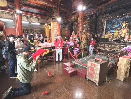 「媽祖在馬祖」擲筊大賽熱鬧登場，劉增全以6個聖筊奪冠，抱回8888獎金。（圖／文：馮紹夫）