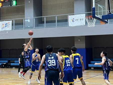 「假日盃」籃球聯賽開打！4支隊伍同場較勁，以球會友、爭取榮譽。（圖／文：馮紹夫）