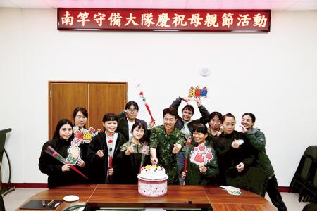 南竿守備大隊由政戰處長主持，向女性官兵致敬。