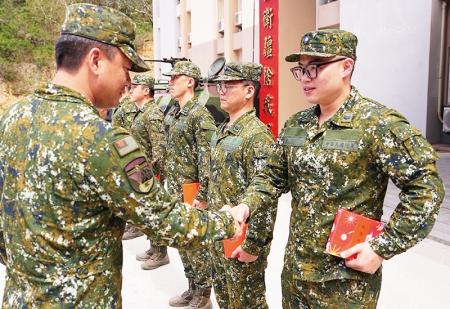 大隊長頒發榮陞禮盒，肯定同仁優異表現。