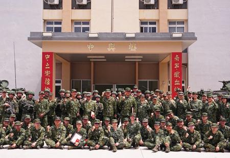 大隊長與官兵合影，共同見證軍旅榮耀時刻。