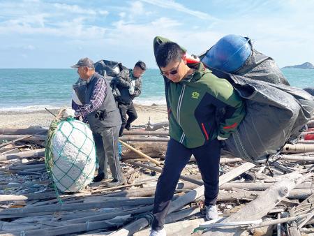 官兵戮力清除垃圾，用行動守護海洋環境。