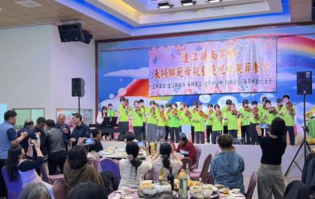 南竿鄉慶祝母親節表揚餐會，會中表揚模範母親李伙妹、詹梅金兩位女士。（圖／文：馮紹夫）
