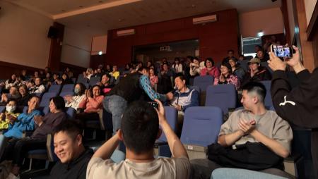 重提往事-南竿母親節公益演唱會民俗文故館演出，為媽媽們獻上祝福。（圖：馬祖後備憲兵荷松協會提供）