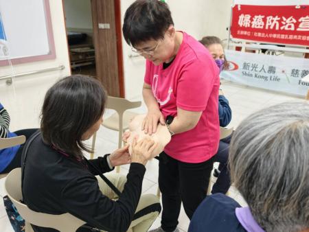 連江縣衛生局邀請中華民國乳癌病友協會前往北竿辦理婦癌防治宣導講座，透過病友分享及互動教學，提升民眾對婦癌防治與定期篩檢的認識。（圖／文：鄭禮頤）