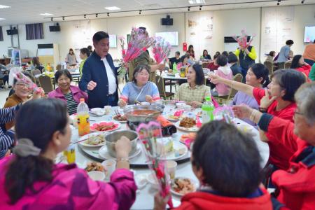東引鄉母親節感恩餐會溫馨登場，地方各界齊聚向媽媽們獻上佳節祝福。東引鄉模範母親劉珠嬌女士接受表揚，與來賓合影留念，場面溫馨。（圖／文：陳其敏）