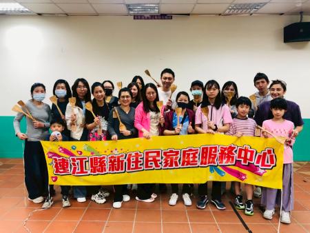 新住民中心舉辦親子木工活動，透過分工實作強化溝通，讓家長在陪伴與引導中增進情感連結。（圖：連江縣新住民家庭服務中心）