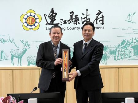 考試院副院長許舒翔11日率團隊於縣府舉辦考銓保訓業務座談；縣長王忠銘代表縣府感謝考試院與考選部籌辦離島特考。（圖／文：馮紹夫）