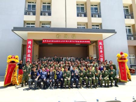 陸軍馬祖防衛指揮部北高守備大隊中正中營區11日舉辦揭牌儀式，邀請地方民意代表及志工媽媽到場觀禮，現場氣氛熱鬧溫馨。（圖／文：鄭禮頤）