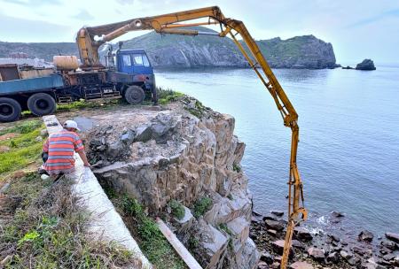 東引「峰虎角」路基遭海浪淘空　公所重啟修復