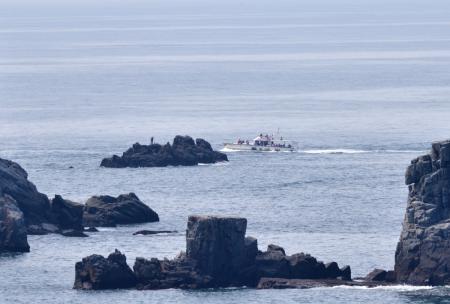 搭乘觀光船海上巡航，不僅能欣賞東引壯麗海岸地形，也有機會近距離觀察黑尾鷗活動身影。（圖／文：陳其敏）