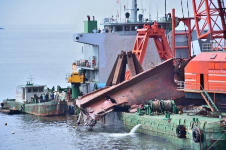 「海虹工66」重啟清除作業　擱淺漁船最大殘骸順利吊離
