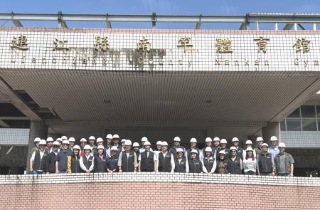 南竿體育館即將展開拆除，縣長王忠銘率縣府團隊前往合影留下歷史畫面。（圖／文：馮紹夫）