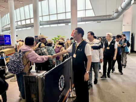 東引鄉父母親節參訪活動13日正式出發，縣長王忠銘、議長張永江前往旅運大樓送行並致贈程儀，祝福旅途平安順利。（圖／文：王致潔）